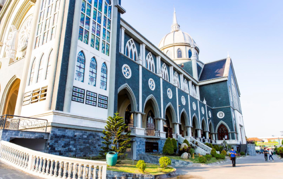 Mỗi góc của nhà thờ chánh tòa giáo phận Phú Cường đều cho bạn bức ảnh tuyệt vời. (Ảnh: Internet)