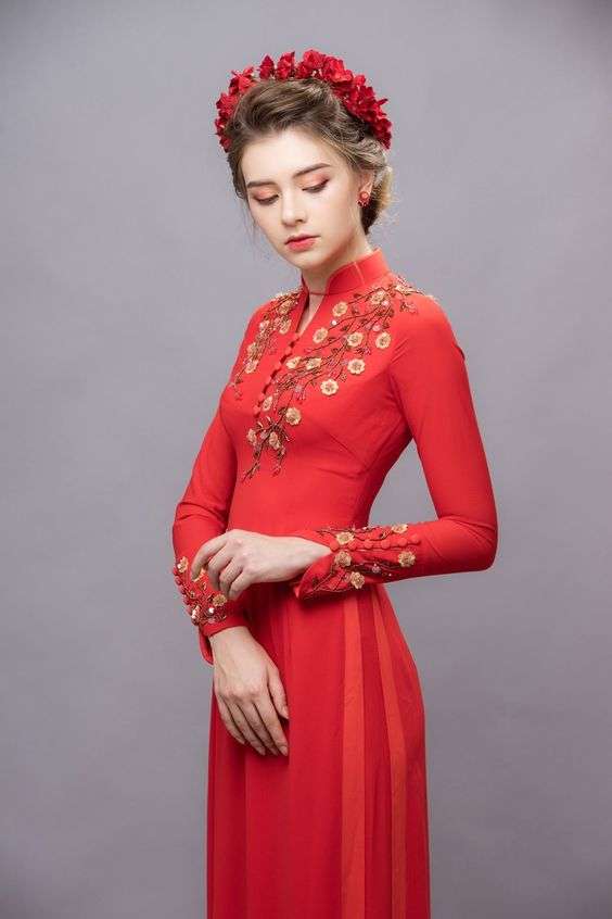 Áo dài cưới truyền thống màu đỏ là lựa chọn hàng đầu