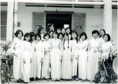 Hình ảnh tốp nữ sinh mặc áo dài vào thập niên 70