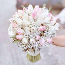 Hoa cưới tulip trắng xen lẫn hồng tạo điểm nhấn nổi bật, lộng lẫy