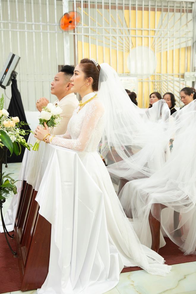 Top 8 mẫu áo dài cưới trắng cho cô dâu làm lễ cưới tại Nhà Thờ đẹp, sang trọng nhất 12