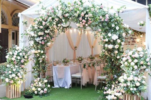 Cổng hoa cưới được làm bằng hoa tươi rực rỡ HOT nhất năm 2021