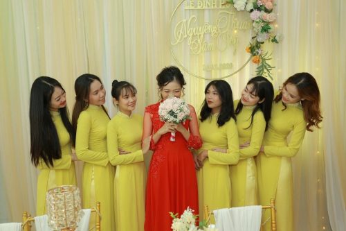 Mẫu áo dài bưng quả truyền thống màu vàng nhạt đơn giản, nền nã cho dàn phụ dâu 