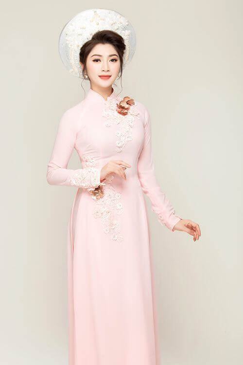 May áo dài cô dâu màu hồng trẻ trung (Nguồn: Internet)