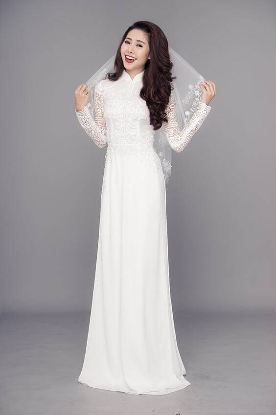May áo dài cô dâu màu trắng tại Thuận An, Bình Dương (Ảnh: Internet)