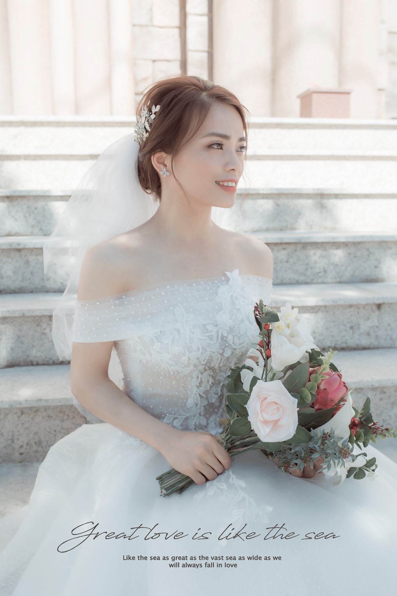 Thiết kế váy cưới trẻ trung tại Hoa Mai Luxury Wedding