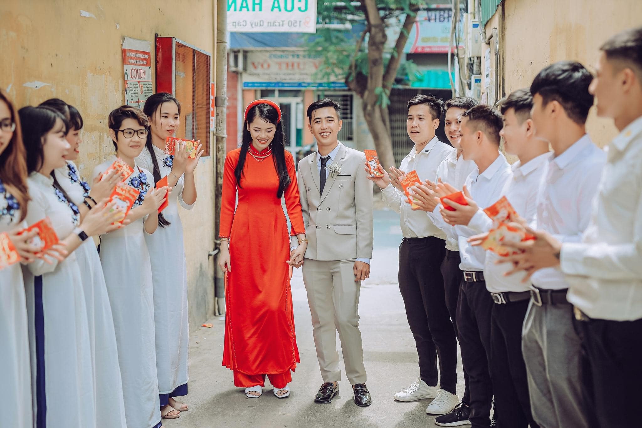 Cho thuê áo dài bưng quả tại Nha Trang