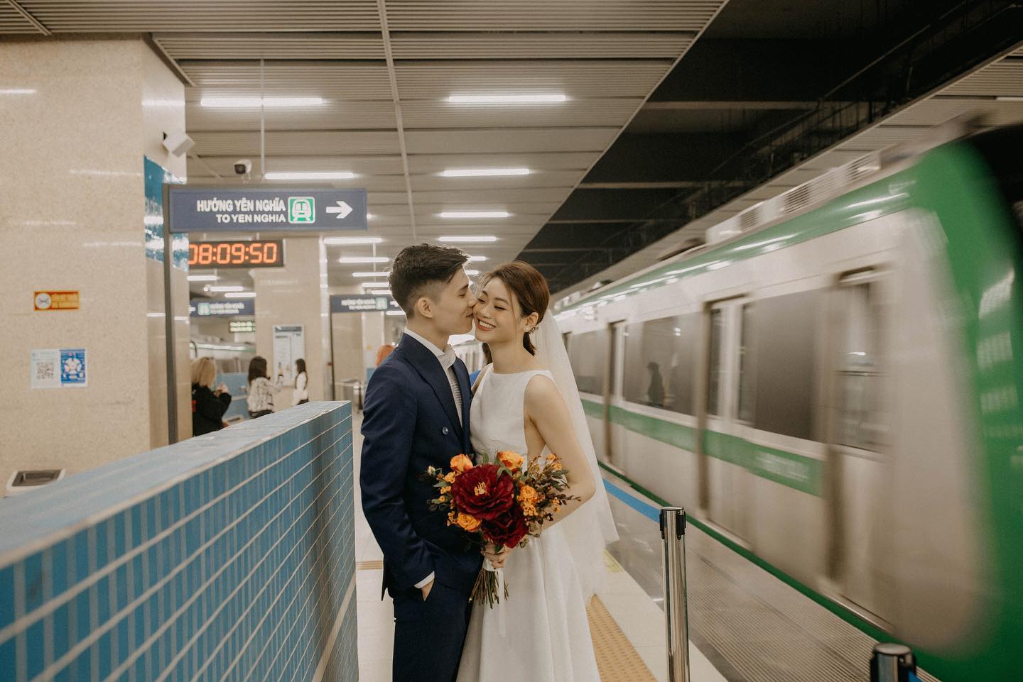 Chụp ảnh cưới "hot trend" tại ga Cát Linh - Hà Đông