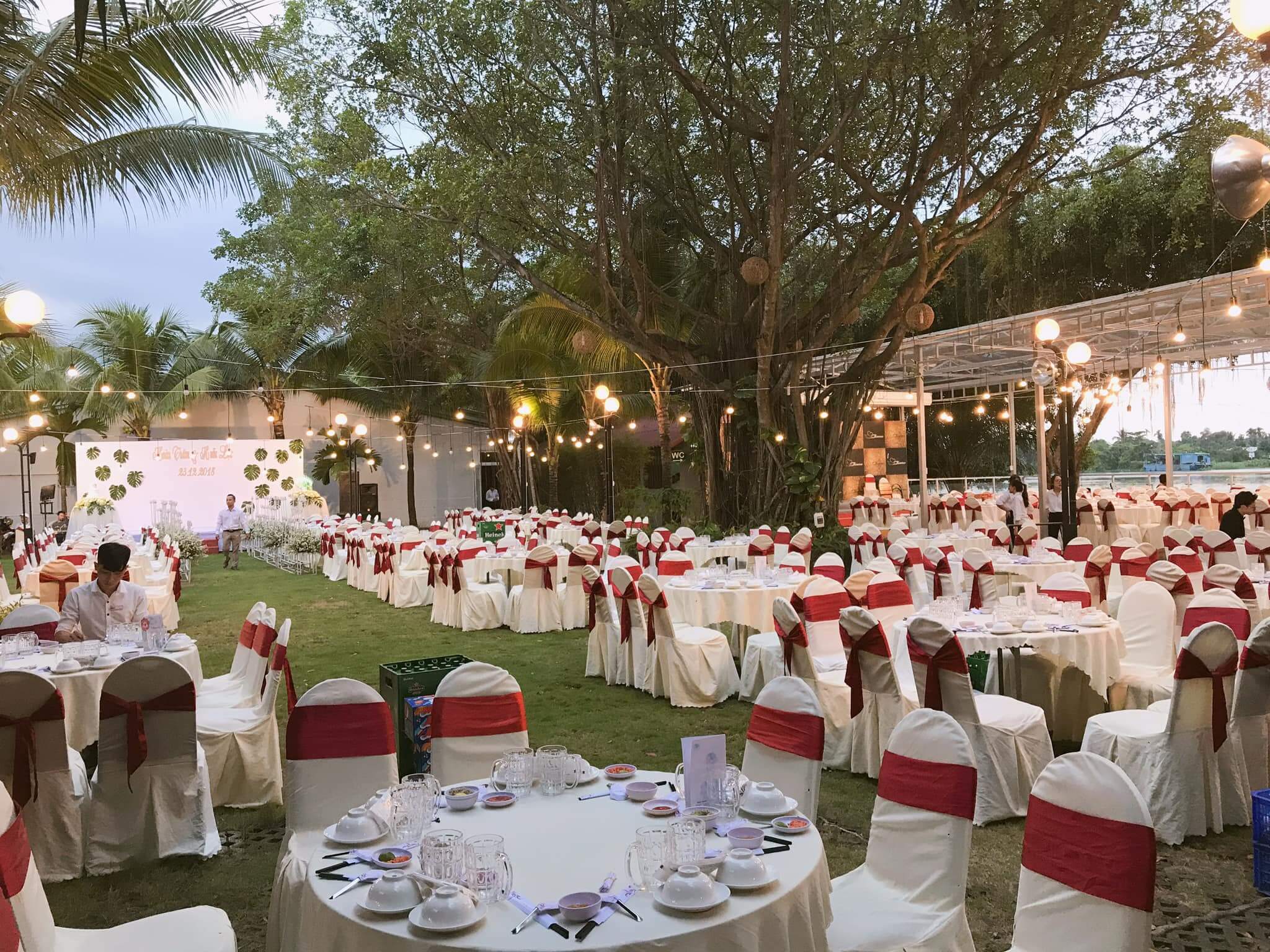 Nhà hàng tiệc cưới Tiamo Phú Thịnh có không gian ngoài trời rộng rãi