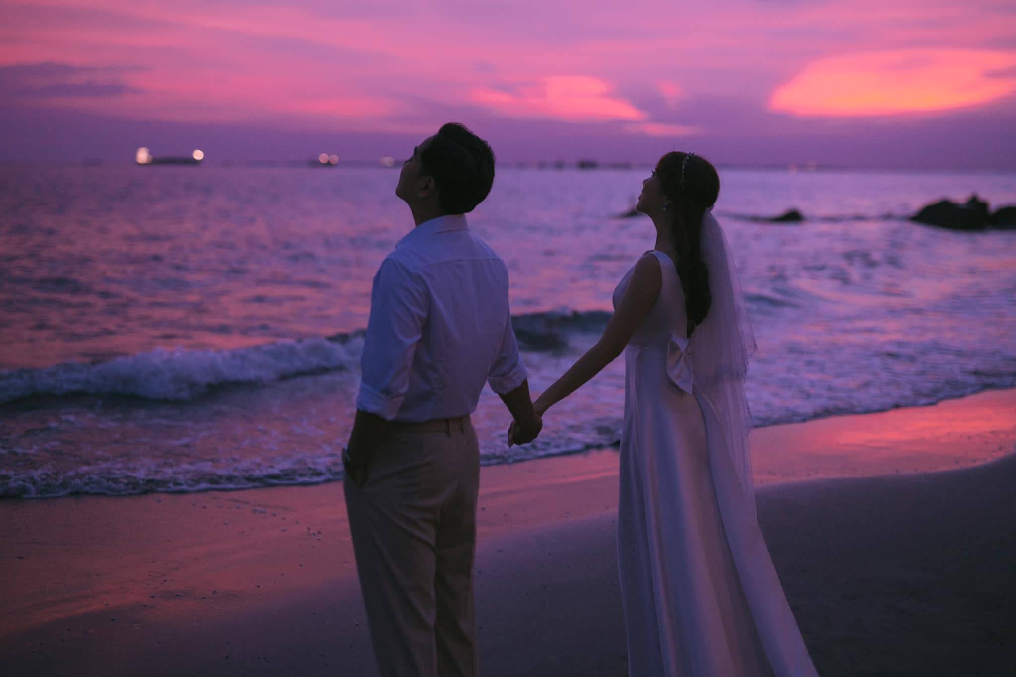 Chụp ảnh cưới tại bờ biển Vũng Tàu lúc hoàng hôn