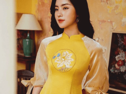Áo dài bưng quả màu vàng – Kết hợp màu sắc tinh tế và hoa trang trí đẹp mắt